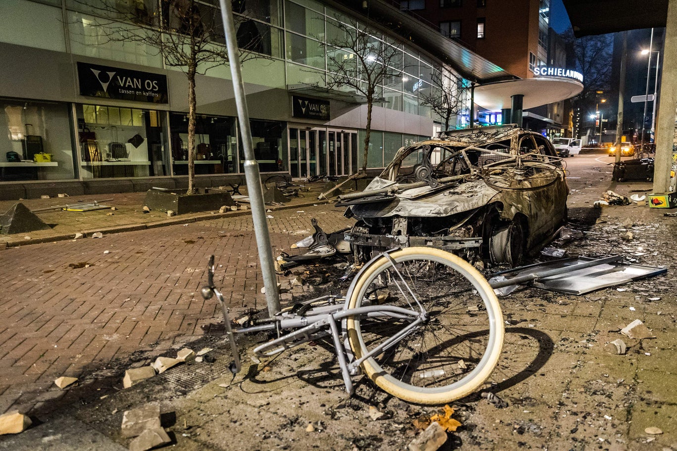 Durvul a helyzet a Lockdownok miatt Európában: tüzet nyitott a rendőrség a tüntetőkre Hollandiában 5