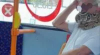 Élő kígyót használt szájmaszknak egy férfi a buszon Angliában