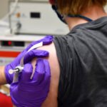 Új Covid-19 kísérlet indul Angliában: újrafertőznek önként jelentkezőket, közel 5000 fontért cserébe