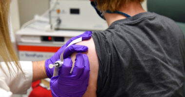 Új Covid-19 kísérlet indul Angliában: újrafertőznek önként jelentkezőket, közel 5000 fontért cserébe