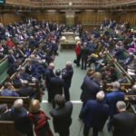 A brit kormány létfontosságú szavazást nyert meg a parlamentben a saját jövője és a migránsok sorsának tekintetében