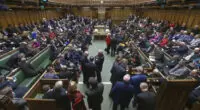 A brit kormány létfontosságú szavazást nyert meg a parlamentben a saját jövője és a migránsok sorsának tekintetében