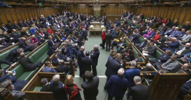 A brit kormány létfontosságú szavazást nyert meg a parlamentben a saját jövője és a migránsok sorsának tekintetében