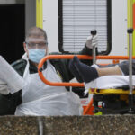 Emberek tucatjainak a holttestére csak hetekkel a haláluk után találnak rá Angliában a korlátozás miatt