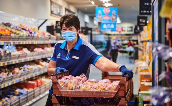 2000 új alkalmazottat keres az ismert szupermarket lánc Angliában egészen £61,000-os fizetésig 1