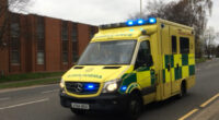 Holtan találtak otthonában egy nőt a mentősök Angliában, mert a mentőautó csak 15 óra késéssel ért oda 2