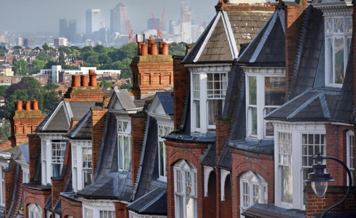 Átlag 14 000 fonttal olcsóbban tudunk házat venni Angliában, mint tavaly: 14 éve nem estek ekkorát a házárak 3