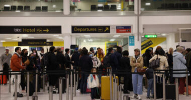 Kézigránátot akart felvinni a repülőgépre egy nő a London Gatwick repülőtéren