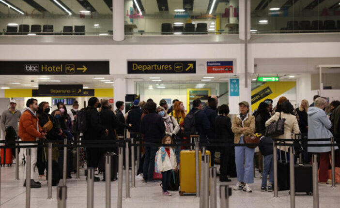 Kézigránátot akart felvinni a repülőgépre egy nő a London Gatwick repülőtéren 1