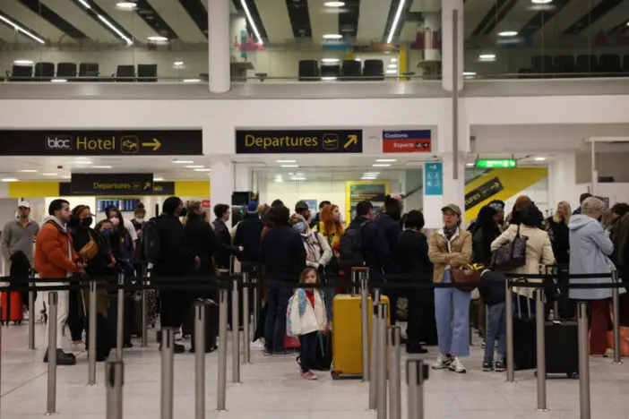Kézigránátot akart felvinni a repülőgépre egy nő a London Gatwick repülőtéren