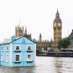 A Temzén úszik egy kertes ház Londonban