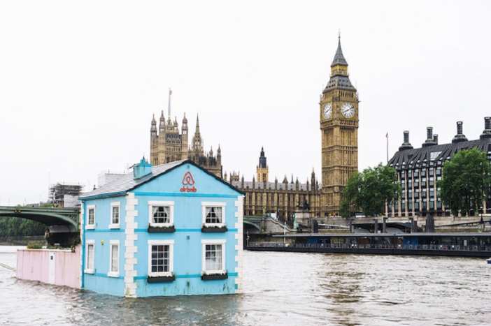 A Temzén úszik egy kertes ház Londonban 2