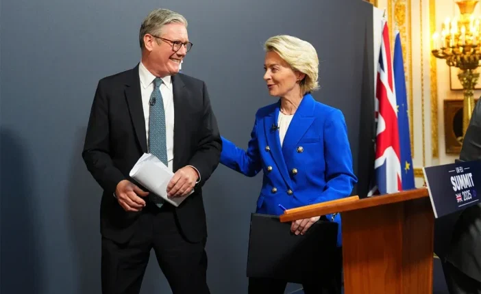 Az egész világon eluralkodó egyre kaotikusabb gazdasági és politikai helyzet visszakergetheti Nagy-Britanniát az EU-ba