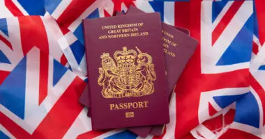 A fiatalok „ingyen” kaphatják meg a brit állampolgárságot bizonyos körülmények közt Nagy-Britanniában