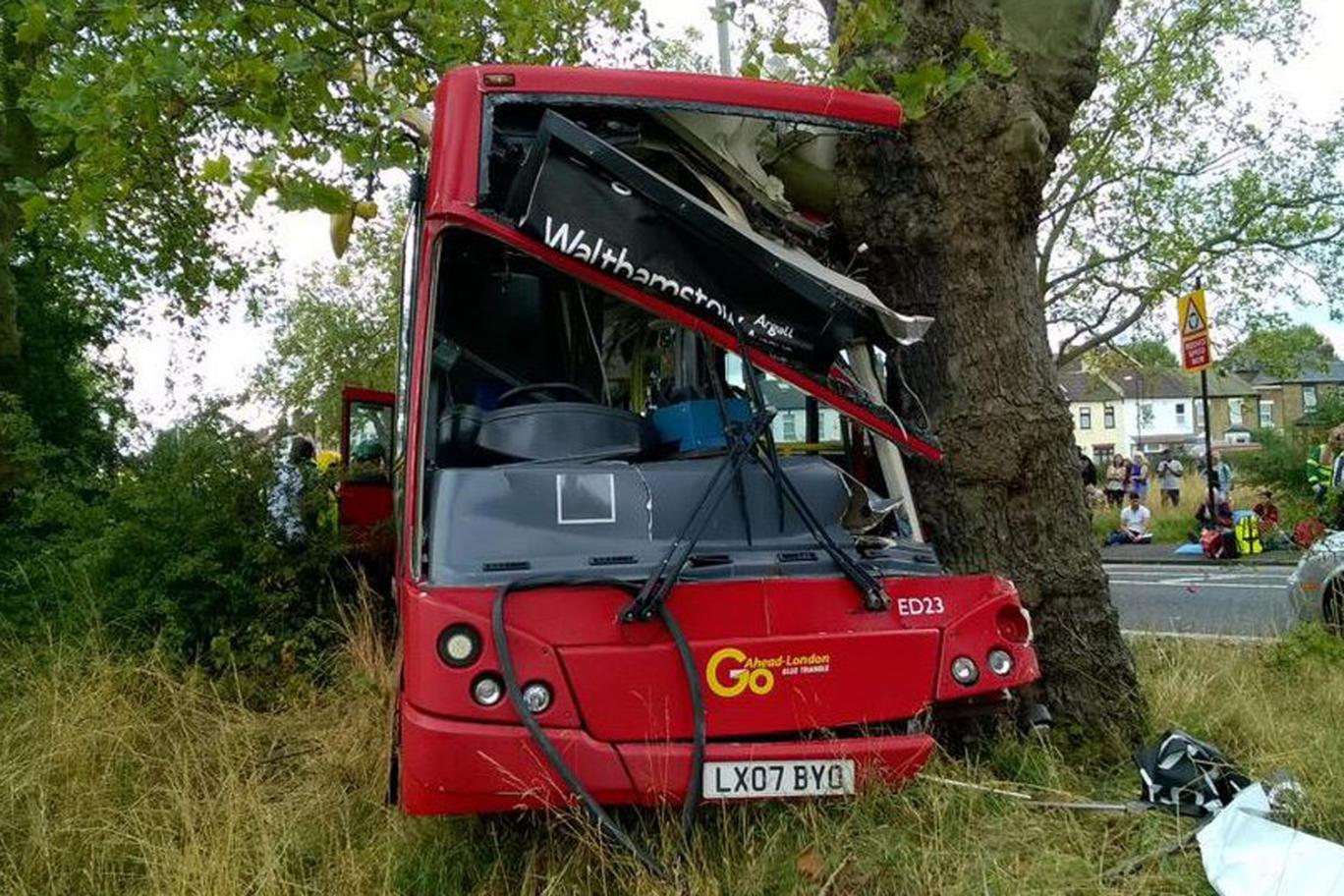 Súlyos buszbaleset volt Londonban: 10 ember kórházban 2