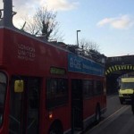 Híd tépte le az emeletes busz teljes tetejét Nyugat-Londonban