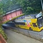 Súlyos buszbaleset Manchesterben: hídnak csapódott egy emeletes busz, 15 ember kórházban