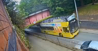 Súlyos buszbaleset Manchesterben: hídnak csapódott egy emeletes busz, 15 ember kórházban