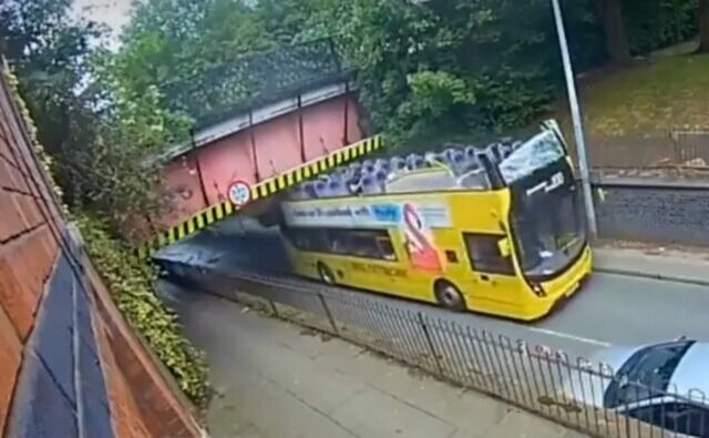 Súlyos buszbaleset Manchesterben: hídnak csapódott egy emeletes busz, 15 ember kórházban