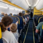 Fontos változás a Ryanairnél, aminek minden család örülni fog – azonnali hatállyal eltörölték a felháborodást keltő díjat