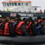 Akár 10 000 fontot is visszafizettetne a brit kormány a menedékkérőkkel, miután munkába állnak