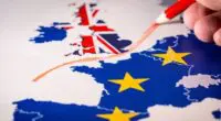 A brit kormány beismerte, hogy a jelenlegi bevándorlási rendszer sok EUs polgárt hátrányos helyzetbe hoz