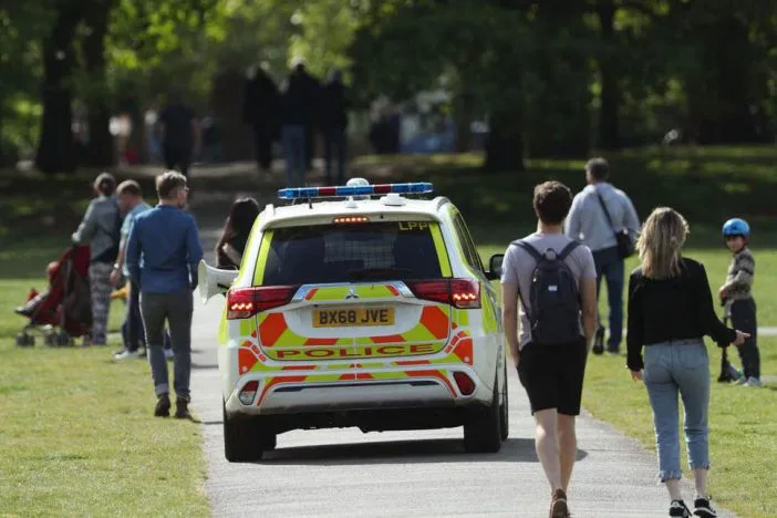 Koronavírus UK, friss hírek: kijárási korlátozás, iskolák, pubok, emelkedik a büntetés összege