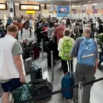 Korlátozásokat vezettek be London egyik legnagyobb repülőterén a Covid és a létszámhiány miatt: több száz járat kerül törlésre
