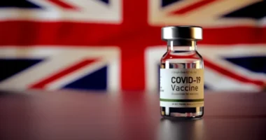 Megdöbbentő beismerés az egyik legnagyobb, brit Covid vakcinagyártótól – világszinten visszavonták a koronavirus elleni oltásukat