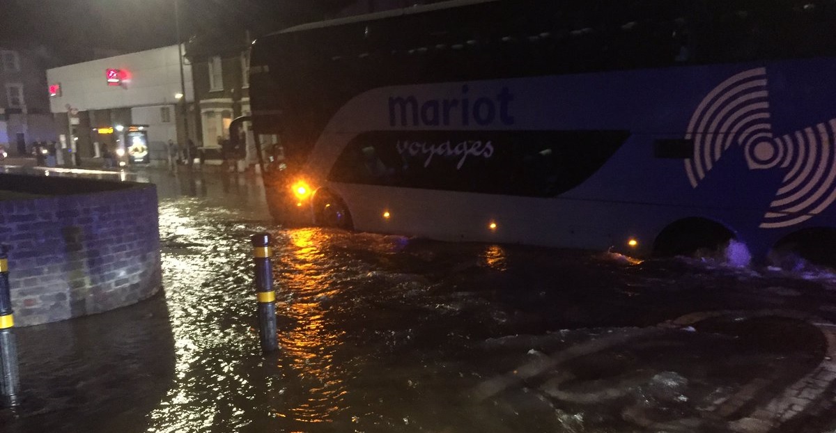 Hatalmas csőtörés Dél-Londonban: egész utcákat árasztott el a víz 2