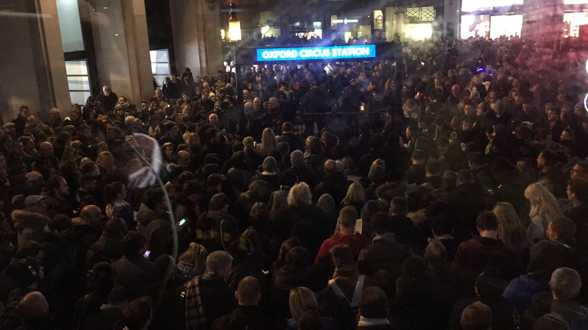 Az elmúlt évek legnagyobb káosza a londoni metrón: 17 állomást evakuáltak 12