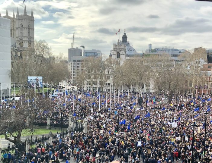 Elképesztő embertömeg: 1 millióan London utcáin a Brexit miatt – a tegnapi tüntetés képekben 4