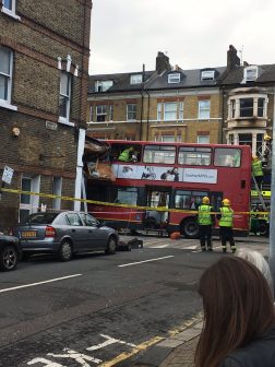 Fékezés nélkül egy boltnak csapódott egy emeletes busz Londonban