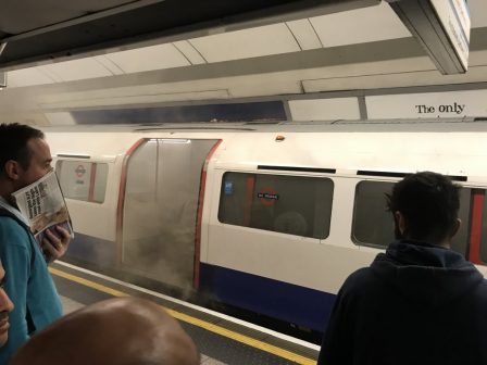 Tűz ütött ki menet közben az egyik londoni metrószerelvényen