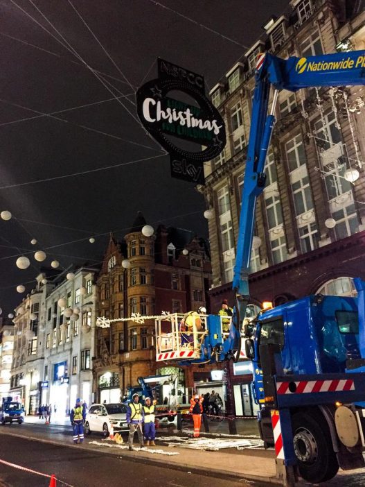 „Maga a pokol”: Egész London kiakadt, hogy a karácsonyi világítás már októberben fent van 4