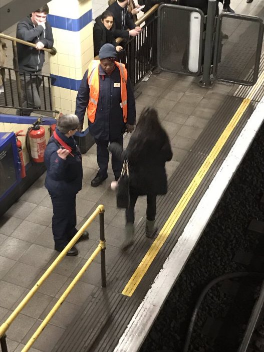 Lemászott a sínekre egy nő London egyik forgalmas metrómegállójában 3