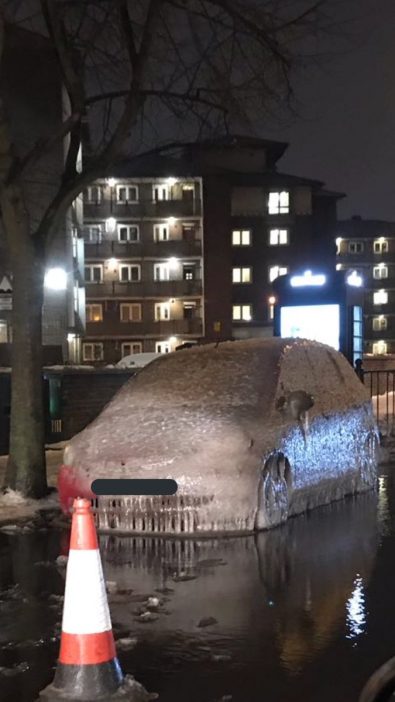 Egy hatalmas jégtömbbé fagyott egy kocsi a dermesztő hidegben Londonban 4