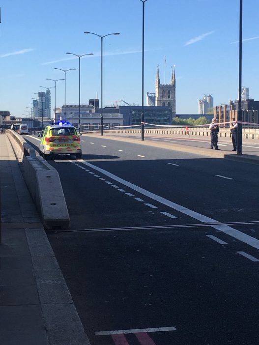 Lezárták a London Bridge-et, miután egy férfi a híd közepén hagyta furgonját majd a vízbe ugrott 4
