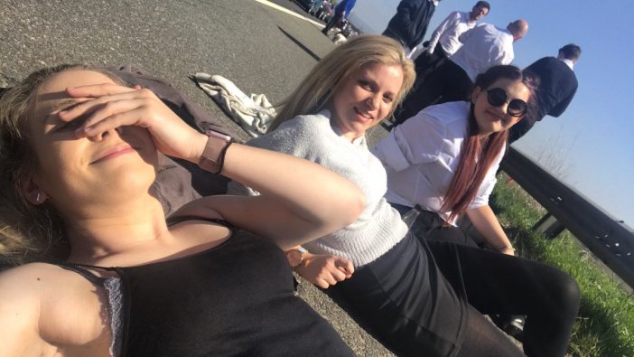 Az autópálya közepén feküdt ki egy fiatal nő napozni Angliában egy balesetet követően 6