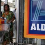 Újabb fizetésemelést ad a dolgozóinak az Aldi Angliában és 6000 új munkahelyre is keresnek embereket – itt van, melyik szupermarketnél mennyi a minimum fizetés