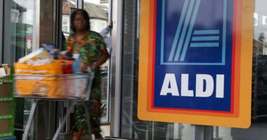 Újabb fizetésemelést ad a dolgozóinak az Aldi Angliában és 6000 új munkahelyre is keresnek embereket – itt van, melyik szupermarketnél mennyi a minimum fizetés