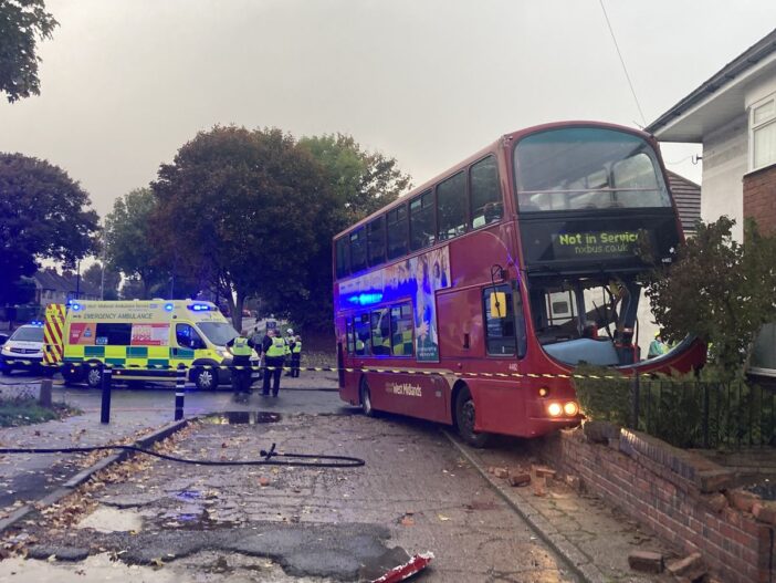 Kertnek csapódott egy emeletes busz Angliában miután a buszsofőr vezetés közben rosszul lett és meg is halt 4