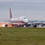 Lángra lobbant egy repülőgép hajtóműve landolás közben Angliában