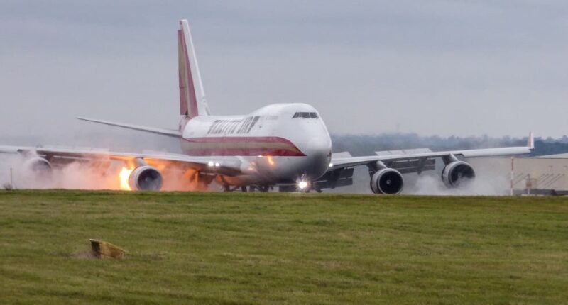 Lángra lobbant egy repülőgép hajtóműve landolás közben Angliában 1