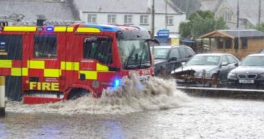 Komoly áradások, Nagy-Britannia több pontját is elöntötte a víz, és a londoniakat is figyelmeztették