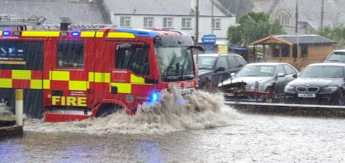 Komoly áradások, Nagy-Britannia több pontját is elöntötte a víz, és a londoniakat is figyelmeztették 1