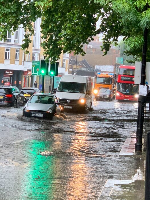 Óriási felhőszakadás, és árvizek Londonban: pillanatok alatt öntötte el az utcákat a víz a főváros számos pontján 4
