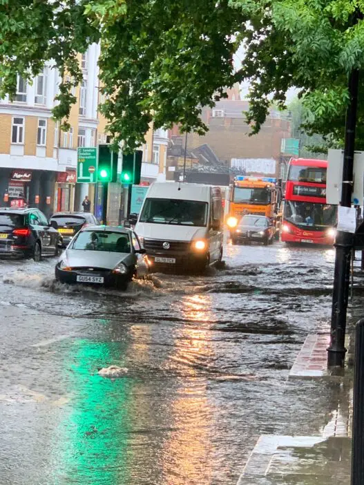 Óriási felhőszakadás, és árvizek Londonban: pillanatok alatt öntötte el az utcákat a víz a főváros számos pontján