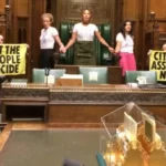 Ilyet se láttál még! Az Extinction Rebellion berontott a brit Parlamentbe, és hozzáragasztották magukat a házelnöki székhez
