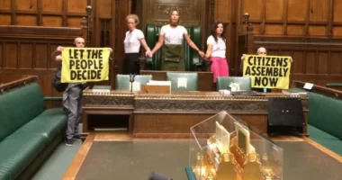 Ilyet se láttál még! Az Extinction Rebellion berontott a brit Parlamentbe, és hozzáragasztották magukat a házelnöki székhez